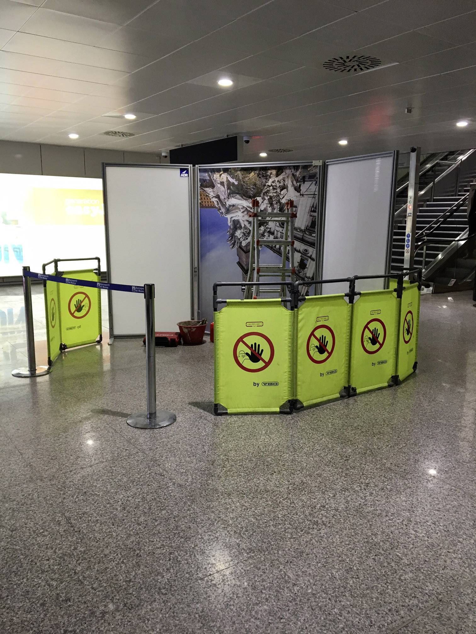 Barriera con simbolo 'Vietato l'accesso' in un edificio pubblico, probabilmente per mettere in sicurezza un cantiere.