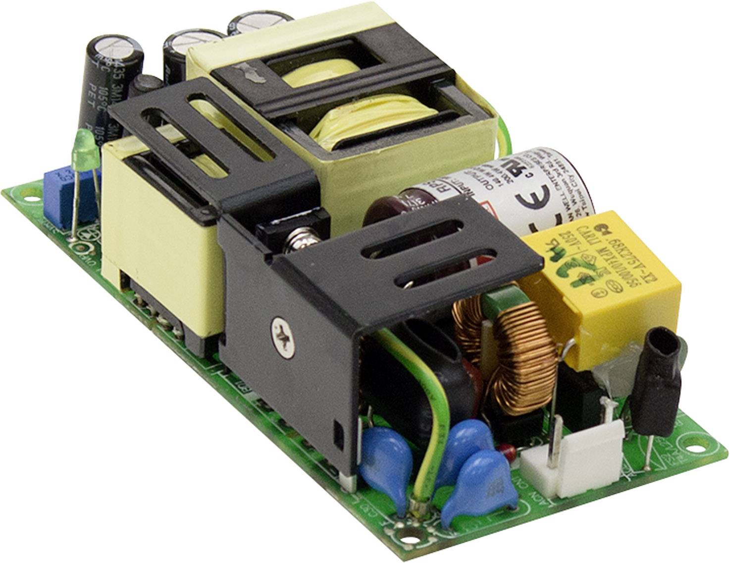 Una scheda elettronica con diversi componenti elettronici come condensatori, induttori e trasformatori.