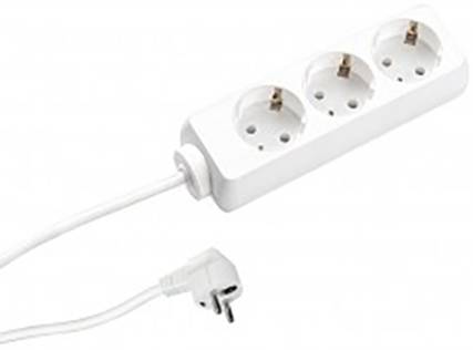 Una ciabatta elettrica bianca a tre prese con cavo e spina europea, adatta per collegare più dispositivi elettrici.