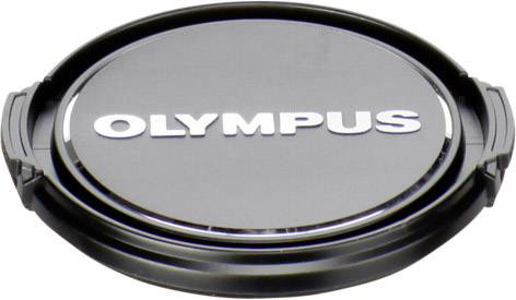 Coperchio dell'obiettivo nero con la scritta 'OLYMPUS' in lettere maiuscole bianche.