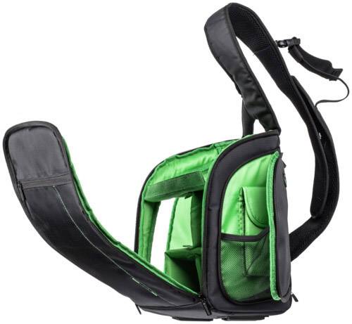 Una borsa a tracolla nera con fodera interna verde, aperta. Tasche e scomparti visibili, cinghia in alto.