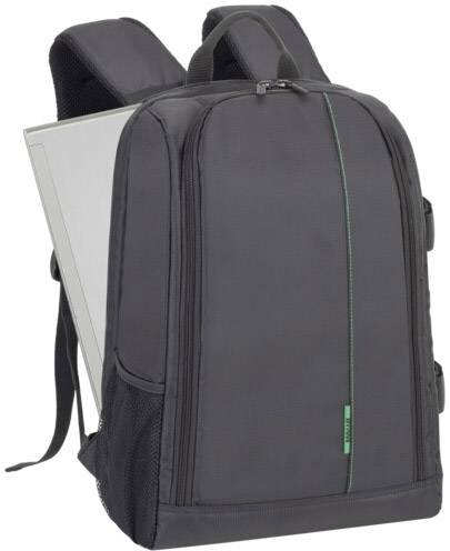 Uno zaino nero con cuciture verdi, scomparto laterale per laptop aperto. Adatto per laptop e oggetti quotidiani.