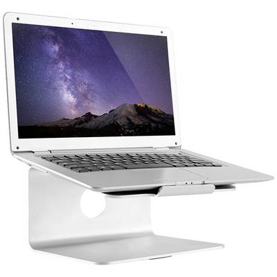Un laptop su un supporto mostra un'immagine della Via Lattea sopra una montagna durante la notte. La scena enfatizza la calma e la bellezza della natura.
