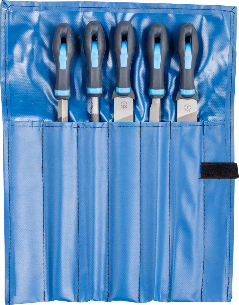 Un set di cinque sgorbie con manici neri in una borsa degli attrezzi blu.