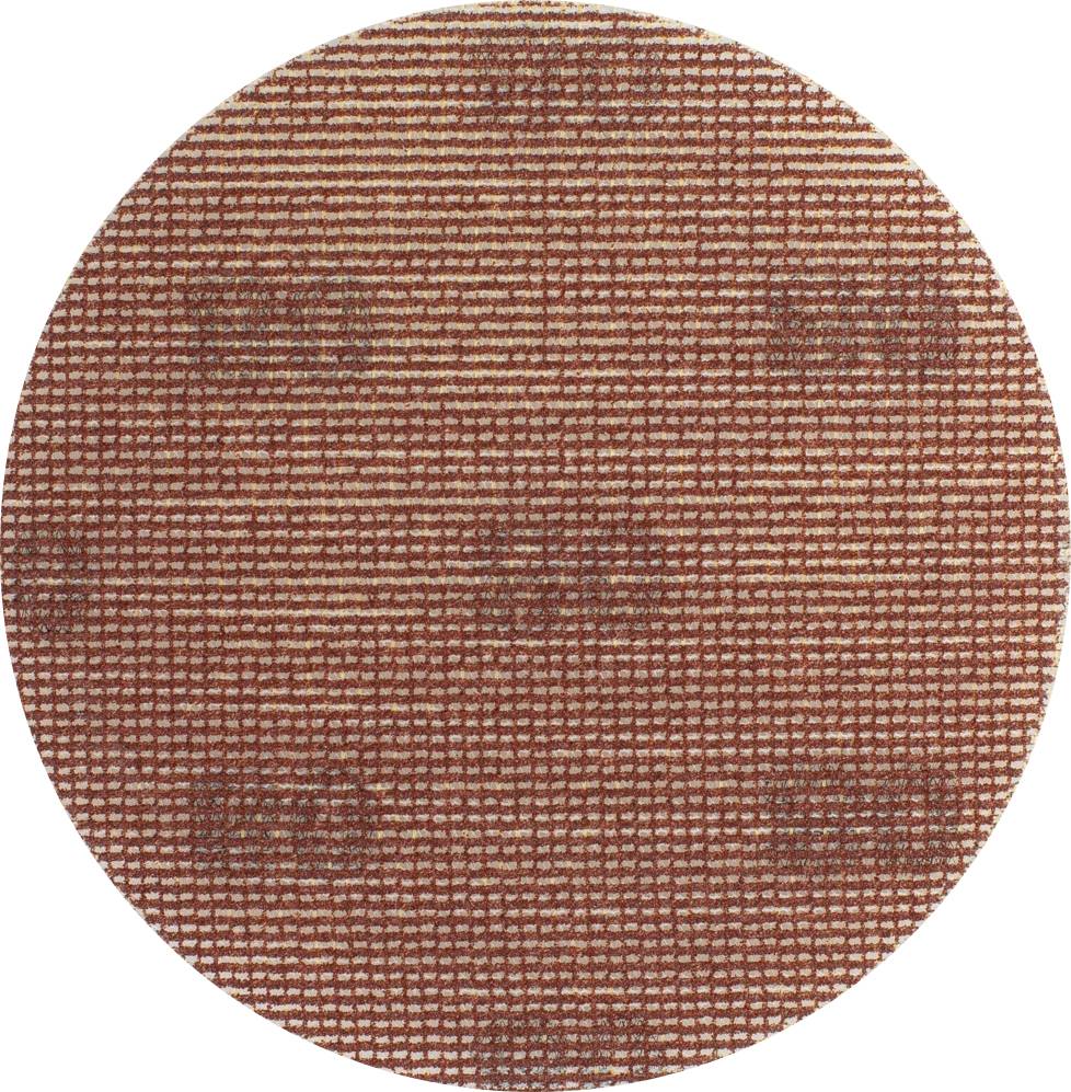 Un tappeto rotondo con un motivo a strisce orizzontali rosso-marroni su sfondo beige.