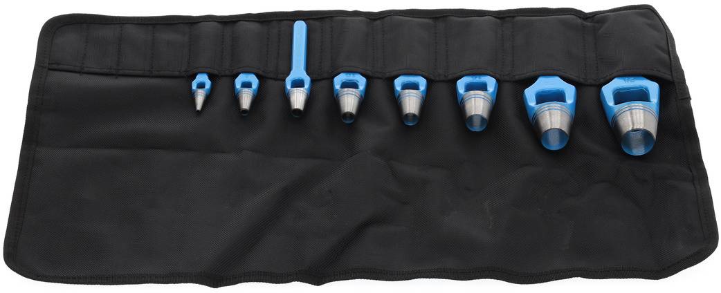 Un set di cacciaviti in un astuccio nero, ordinati dalla dimensione più piccola alla più grande. I manici sono blu.