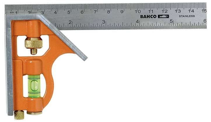 Squadra combinata arancione e argento con livella e righello, contrassegnata in centimetri e pollici, utilizzata per misurare e tracciare angoli.