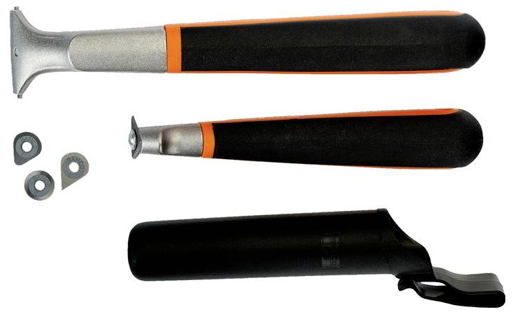 Tre utensili con impugnature ergonomiche e lame in metallo, accompagnati da lame di ricambio. Adatti per levigare superfici.