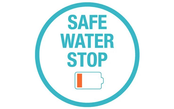 Logo 'Safe Water Stop' con un'icona di batteria scarica all'interno di un cerchio blu.