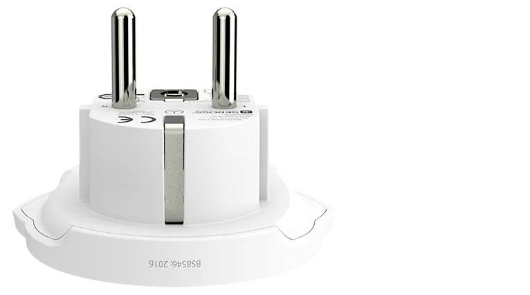 Una spina di rete bianca con due piedini metallici, marchio CE e numero di modello. Adatta all'alimentazione di dispositivi elettrici.