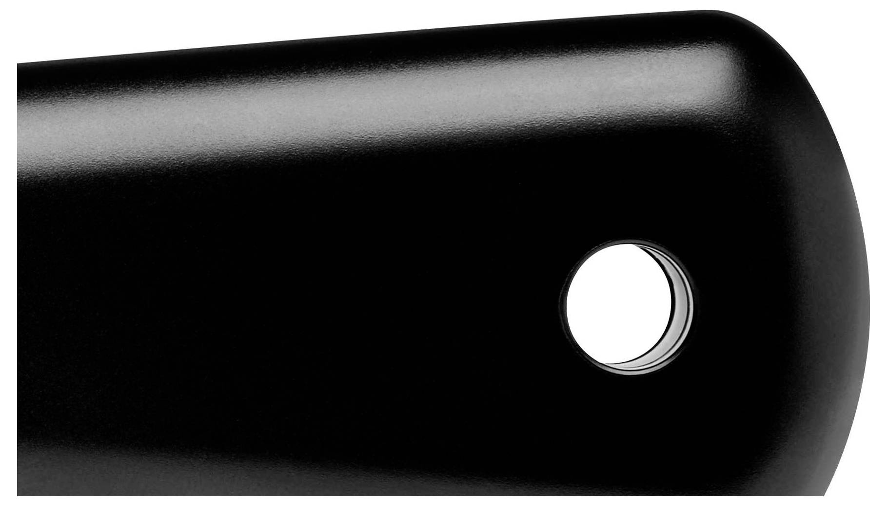 Un manico nero per coltello con un foro rotondo all'estremità, su uno sfondo bianco.