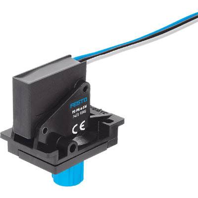 Un sensore elettrico nero, rettangolare di Festo con cavi blu e neri, montato su una base.