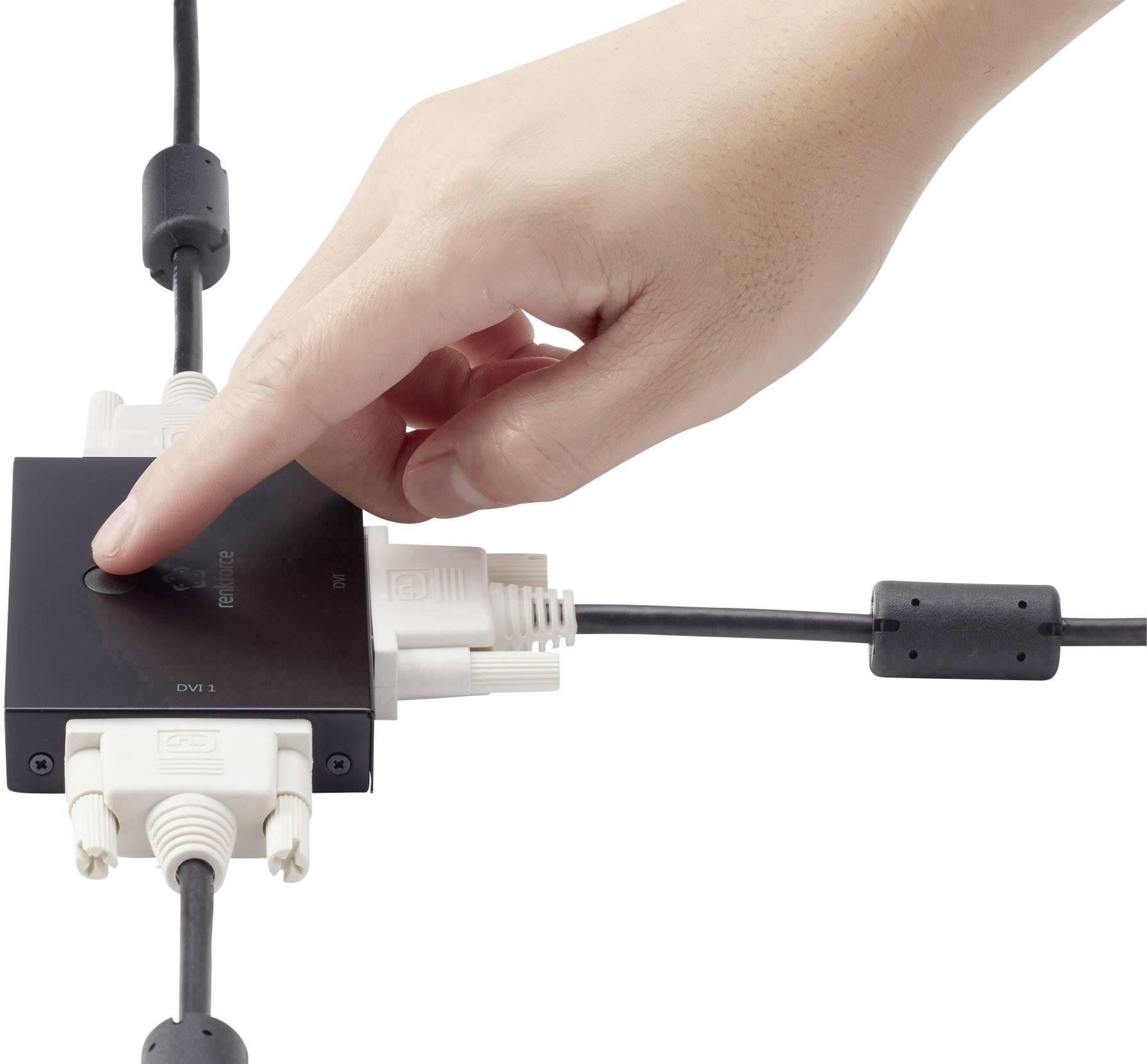 Una mano aziona un interruttore meccanico su un KVM switch che collega quattro computer diversi tramite cavo.