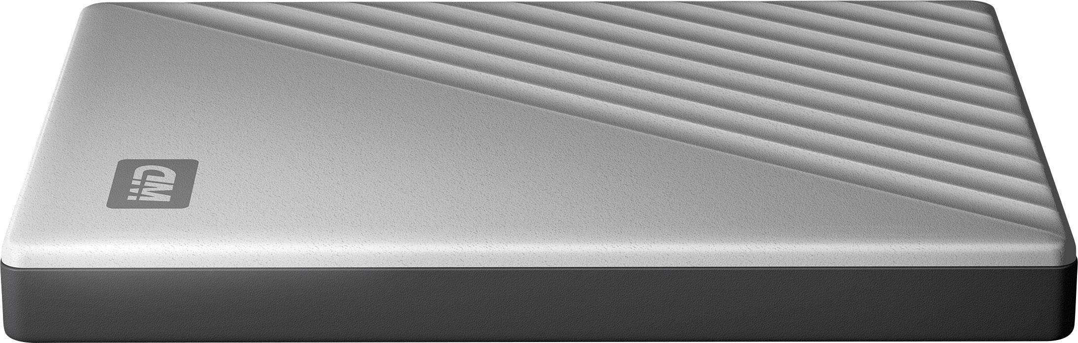 'Hard disk esterno con custodia argentata e linee diagonali sulla superficie superiore, mostra un design sottile e moderno.'