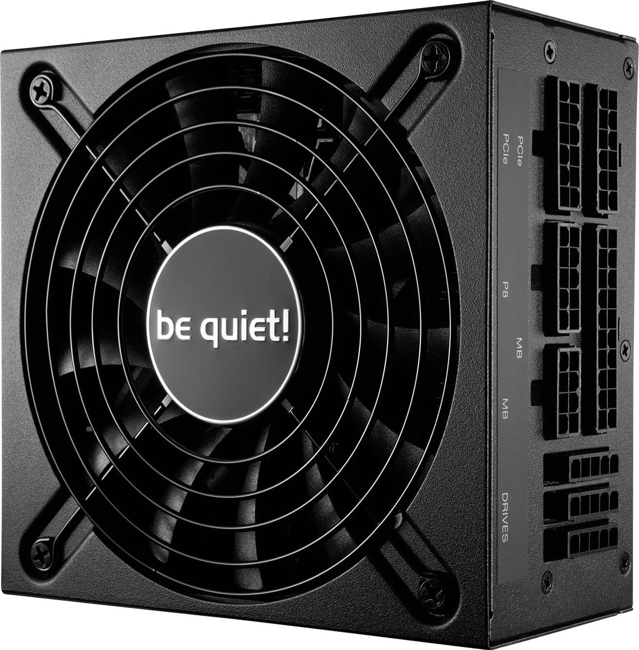 Alimentatore PC nero con grande ventola anteriore e diversi attacchi per cavi sul lato. Il testo 'be quiet!' è visibile sulla ventola.