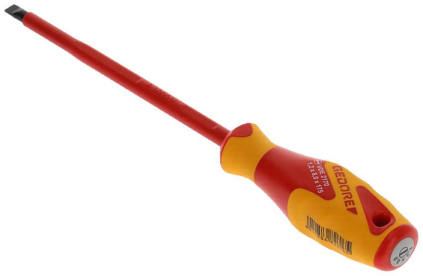 Un cacciavite rosso e giallo con lama piatta, impugnatura ergonomica e il nome del marchio 'GEDORE' sul manico, isolato su sfondo bianco.