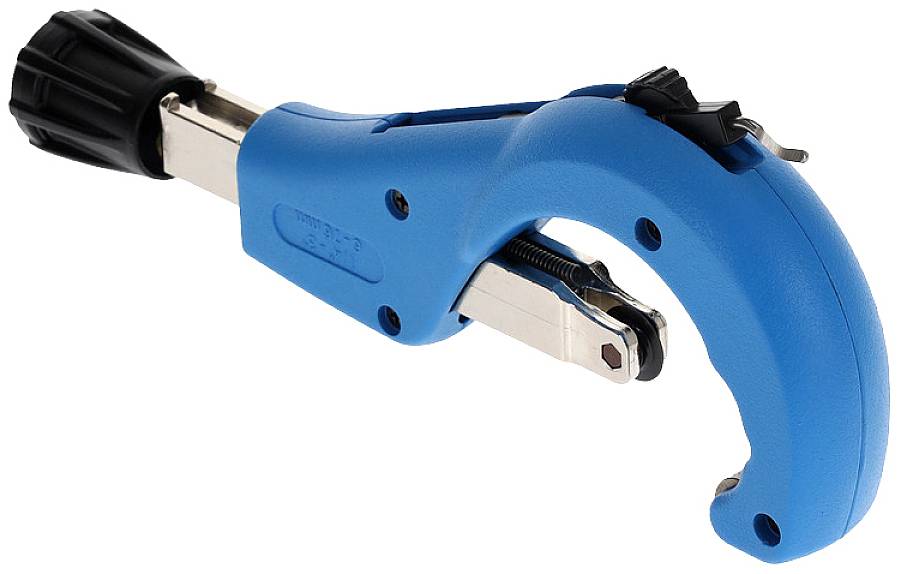 Un tagliatubi blu con impugnatura nera, realizzato in metallo e plastica; utilizzato per tagliare tubi con precisione.