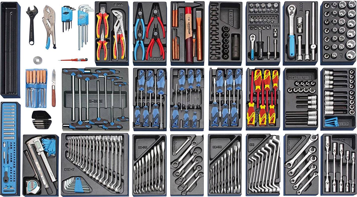Diversi set di utensili in valigette, compresi chiavi inglesi, pinze, cacciaviti e adattatori disposti in modo ordinato.