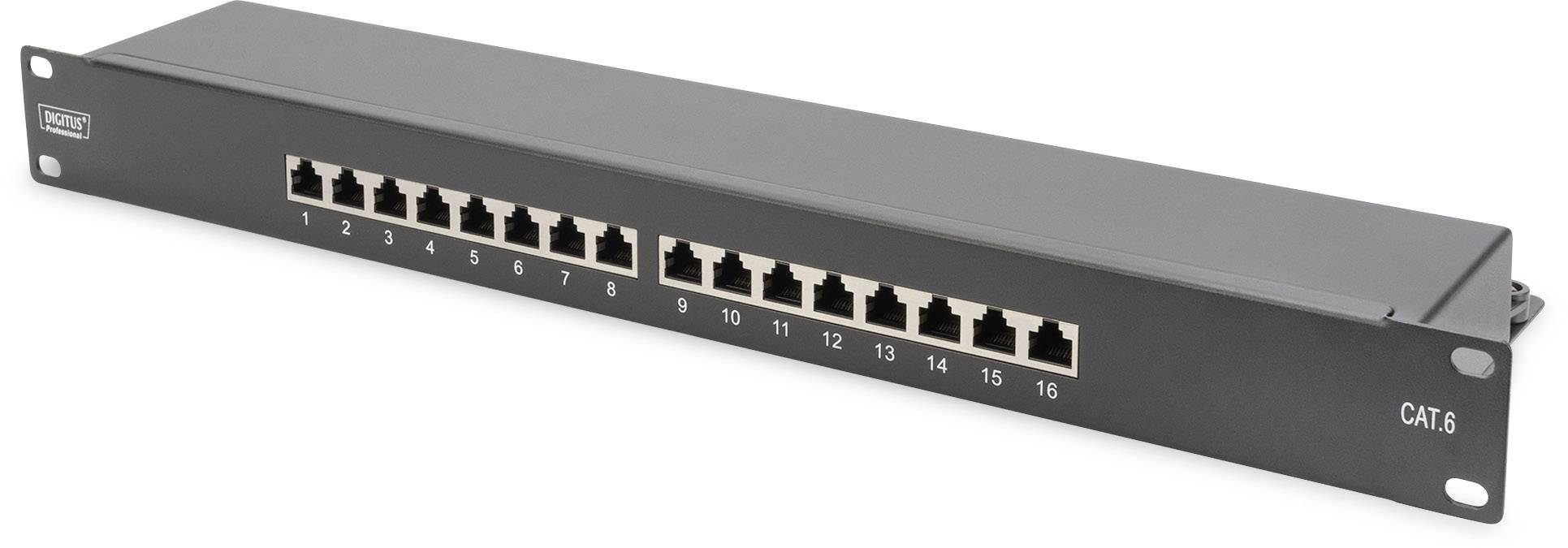 Un pannello di permutazione da 16 porte per cablaggio di rete, modello CAT.6, in un involucro nero, idoneo per rack.