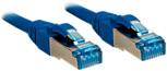 Due cavi Ethernet blu con connettori RJ45 affiancati.