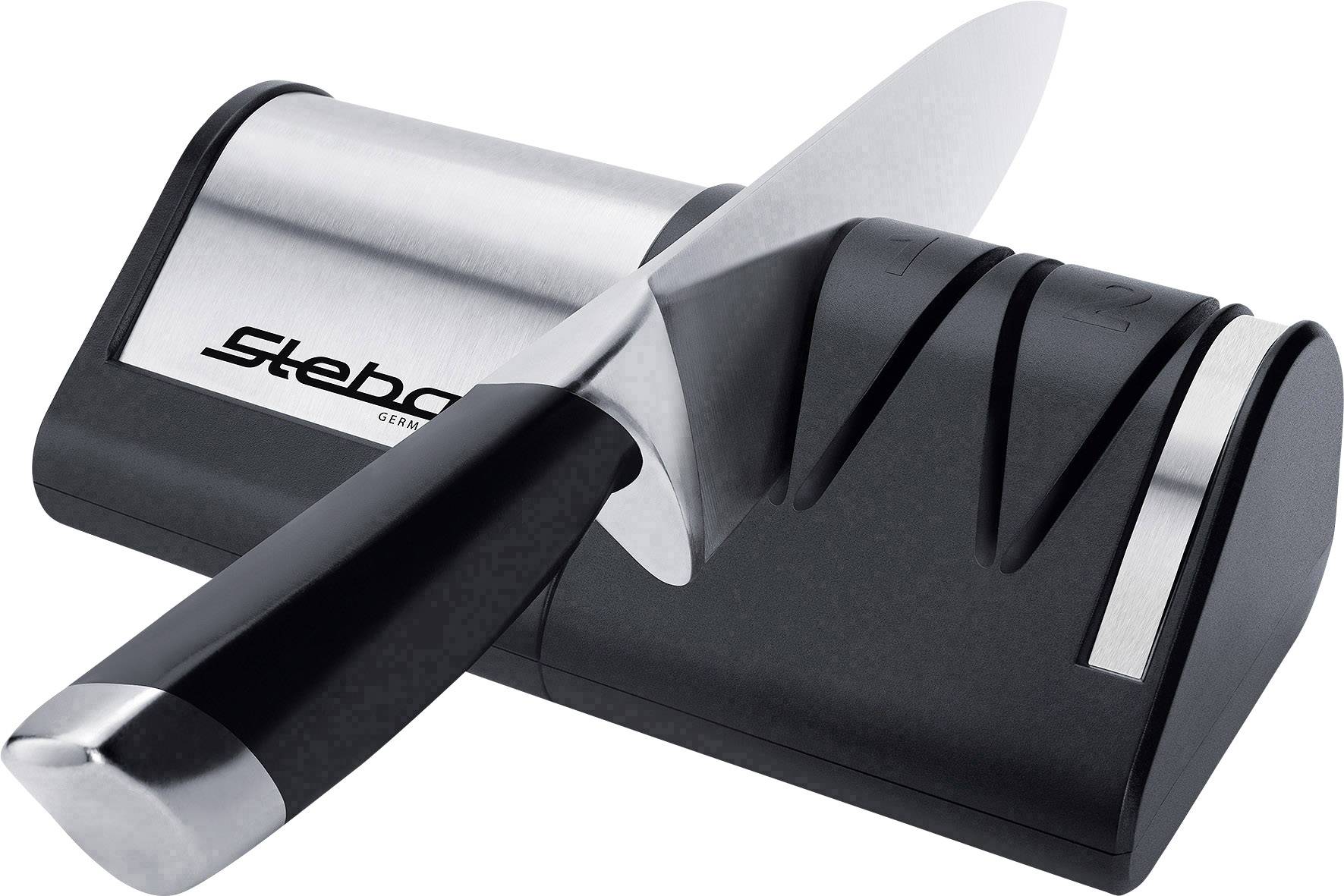 Un affilacoltelli nero con due fessure in cui è inserito un coltello di metallo. Sull'apparecchio è scritto 'Skeber'.