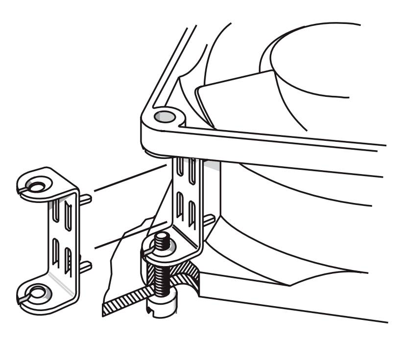 Disegno tecnico di un ventilatore con supporto di montaggio, viti e particolari degli elementi di fissaggio illustrati in dettaglio.