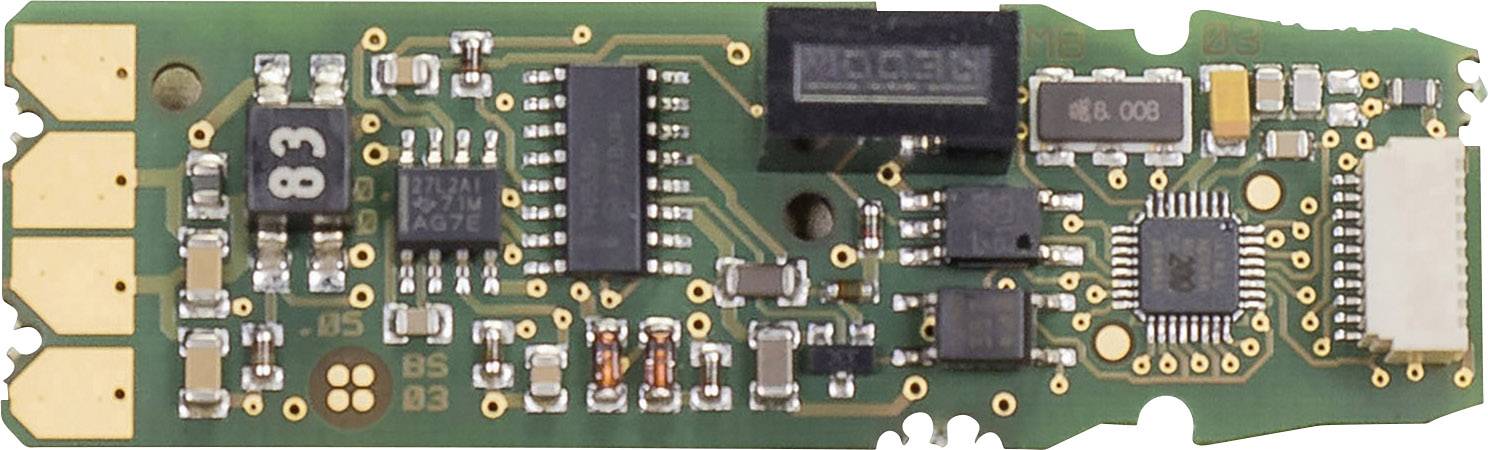 Scheda elettronica con diversi chip e componenti, inclusi condensatori e resistenze, su substrato verde.
