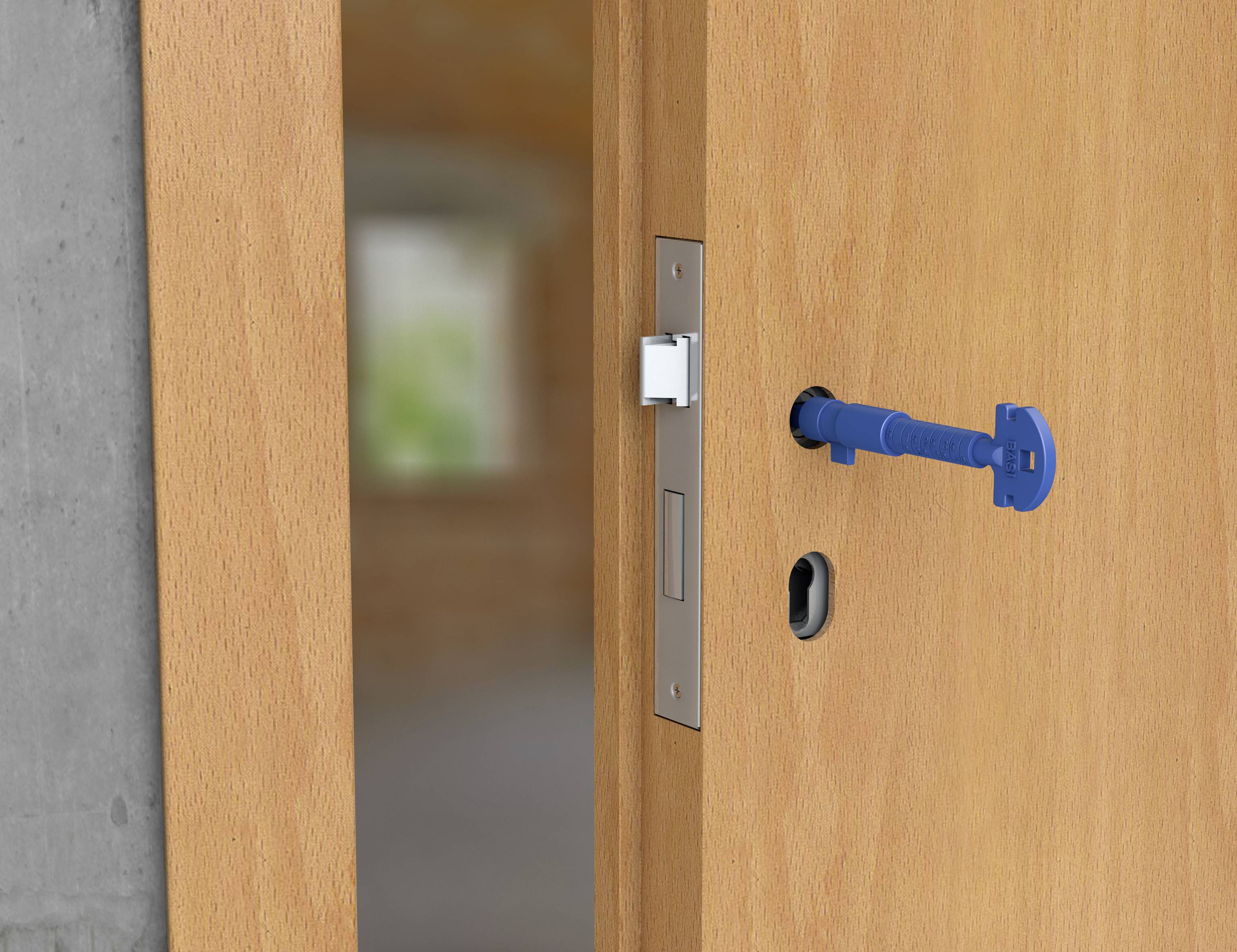 Una porta di legno parzialmente aperta con una serratura visibile e un cacciavite blu che sporge dal buco della serratura.