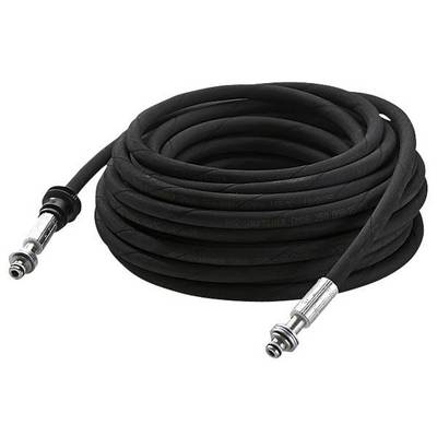 Un lungo tubo flessibile nero in gomma con estremità metalliche, arrotolato su un pavimento. Adatto per lavori da giardino o fai-da-te.