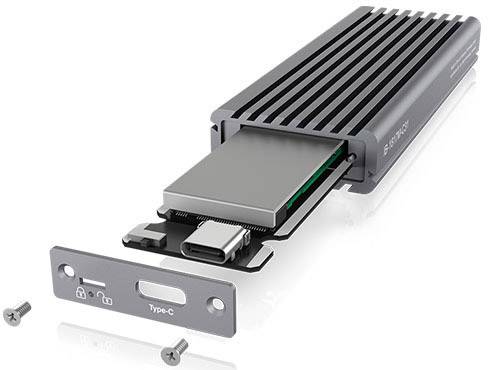 Un involucro per un SSD NVMe PCIe, parzialmente aperto, mostra lo slot per l'SSD con una porta USB di tipo C anteriore.