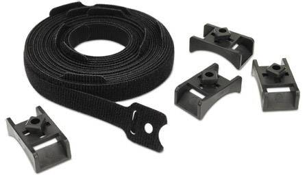 Un nastro nero arrotolato, accanto a quattro supporti neri. Accessori per fissaggio di cavi o nastri.