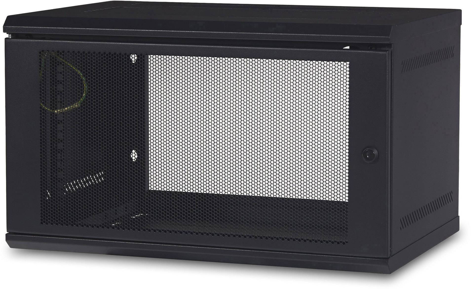 Un armadio di rete nero da parete con uno sportello frontale perforato per la ventilazione.