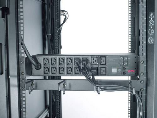 Un distributore di alimentazione rack-mount con multiple prese e un display digitale, idoneo all'utilizzo in una sala server.