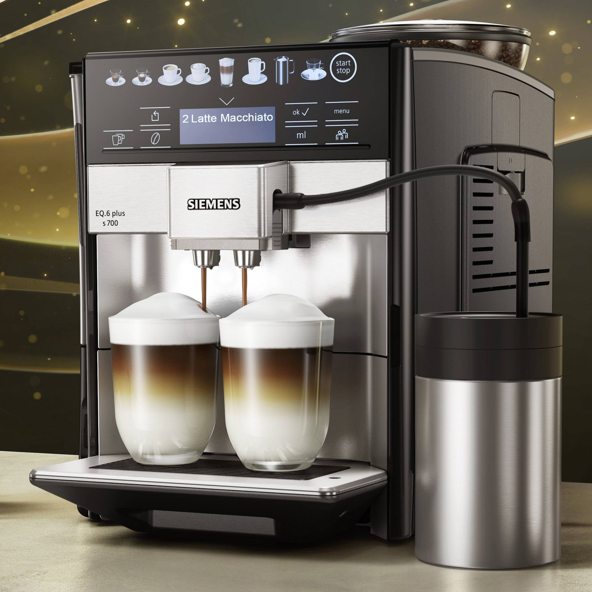 Una macchina da caffè prepara due latte macchiato. Il display mostra varie specialità di caffè e impostazioni.