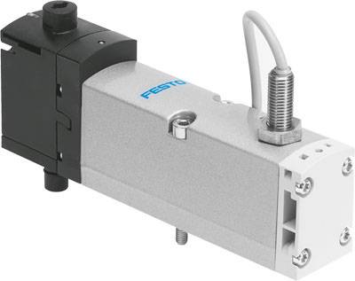 Una valvola pneumatica argentata con un involucro nero e bianco e un tubo grigio collegato saldamente, contrassegnata con 'Festo'.