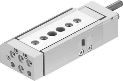 Cilindro pneumatico rettangolare in metallo con multiple aperture di connessione, utilizzato per il controllo dei movimenti meccanici.