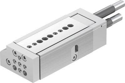 Un attuatore lineare grigio metallico con diversi fori circolari e due barre allungate sulla parte superiore.