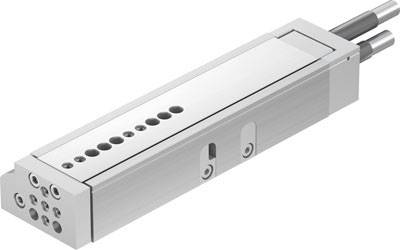 Un cilindro pneumatico rettangolare con più punti di connessione e due tubi su un'estremità, realizzato in argento.