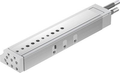 Attuatore lineare pneumatico in argento con multiple aperture di connessione e due steli del pistone, utilizzato nella tecnologia di automazione.