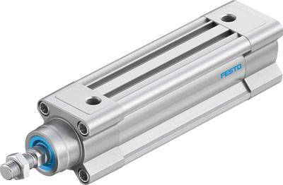 Cilindro pneumatico argentato con guarnizione blu e logo sul lato, raffigurato in vista laterale.