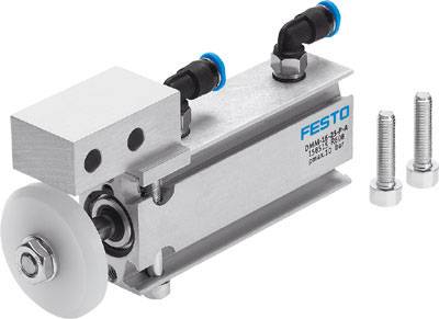 Cilindro pneumatico con logo Festo, due attacchi e una guida a rulli, accompagnato da due viti su sfondo bianco.