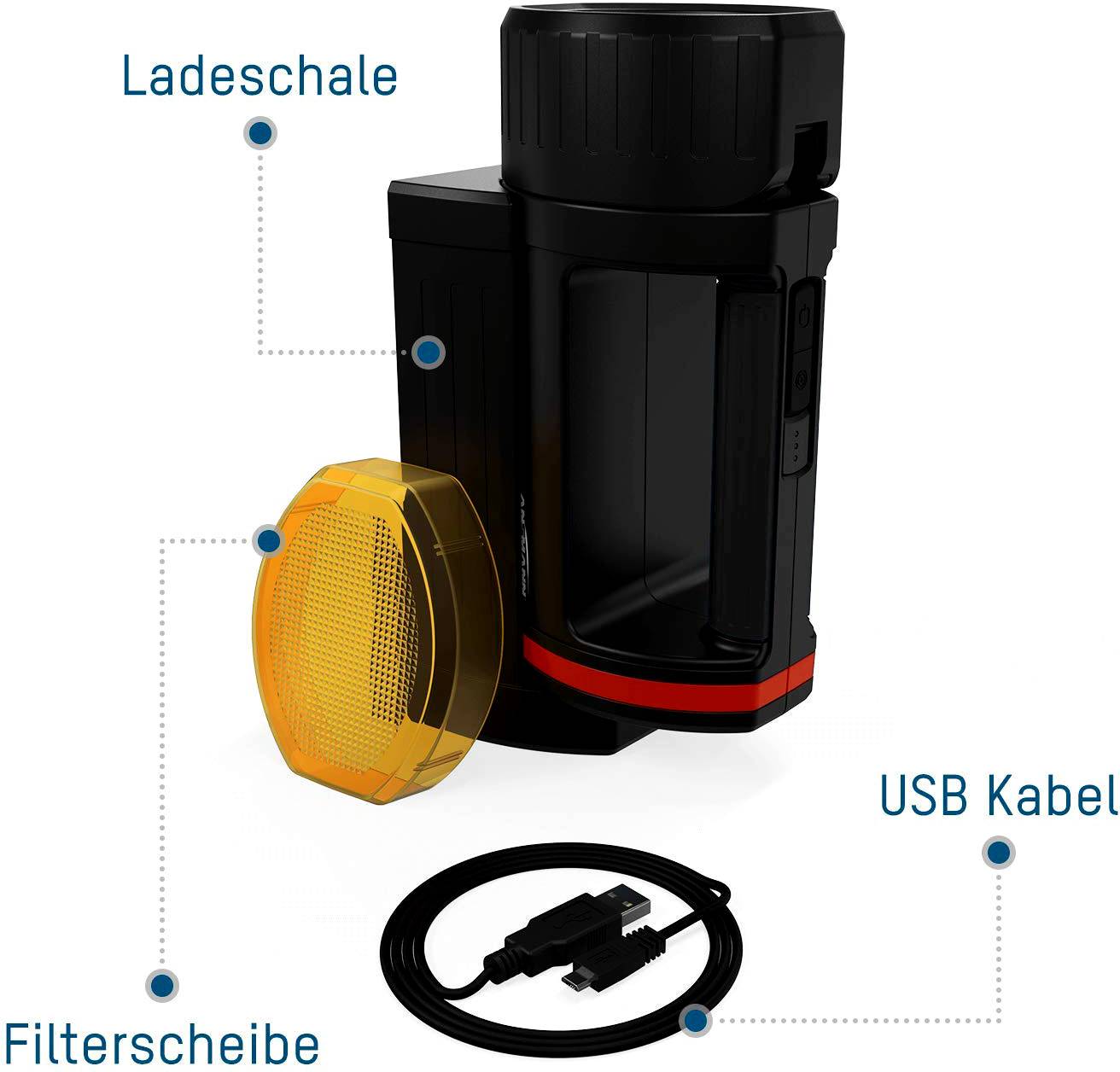 Una torcia nera con cavo USB, base di ricarica e disco filtro arancione removibile, illustrata con etichette.