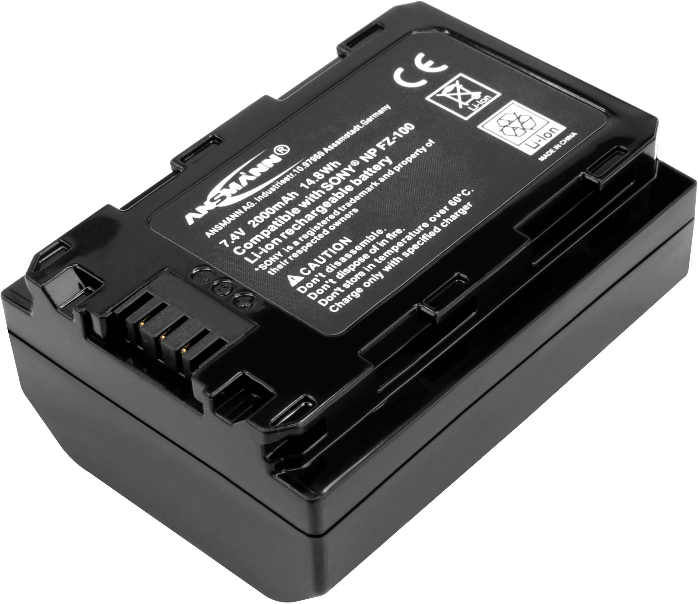 Batteria nera per fotocamera con scritto: '7.4V, 2000mAh, Li-Ion'. Marcature per avvertenze di sicurezza e marchio CE visibili.