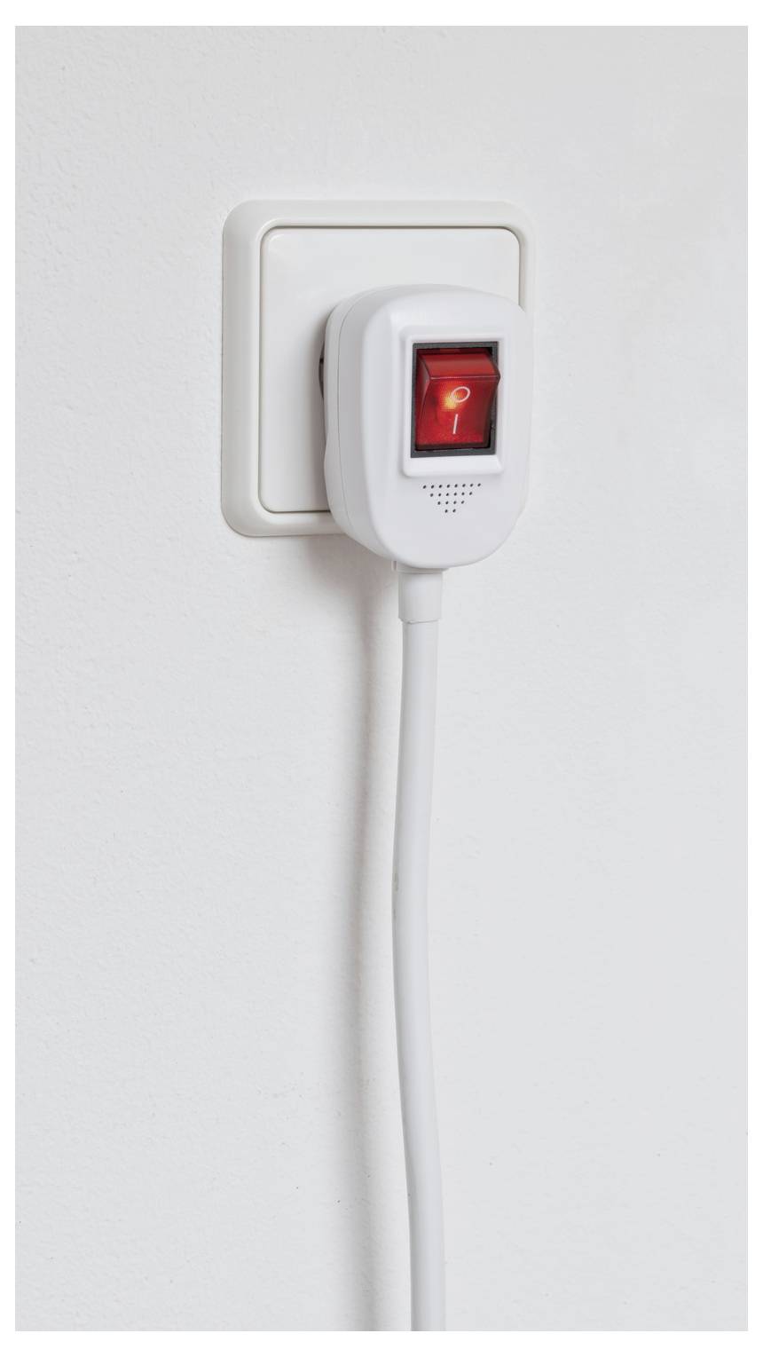 Presa a muro con un dispositivo elettrico collegato che mostra un interruttore illuminato rosso e un cavo di alimentazione bianco che pende verso il basso contro un muro liscio.