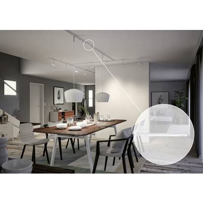 Sala da pranzo con tavolo effetto legno, sedie bianche e illuminazione moderna. Al centro dell'attenzione: una porta scorrevole elegante che divide lo spazio.