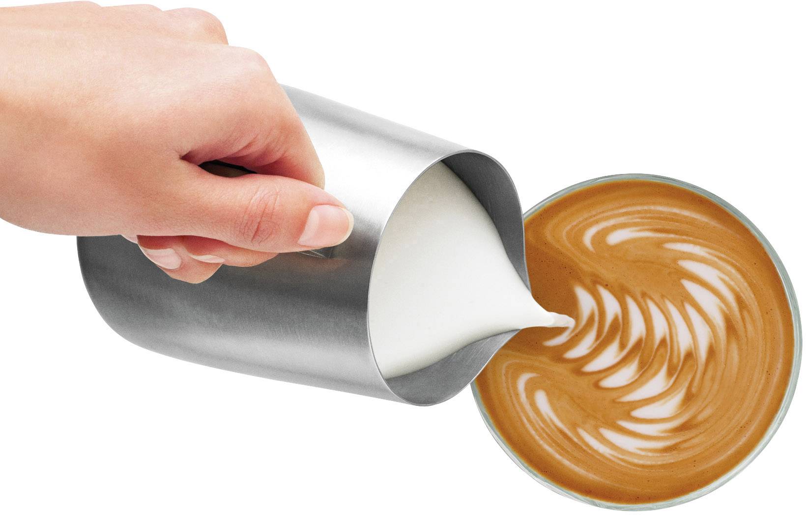 Una mano versa schiuma di latte da una brocca in una tazza di caffè, creando un disegno di Latte Art a forma di cuore sulla superficie.