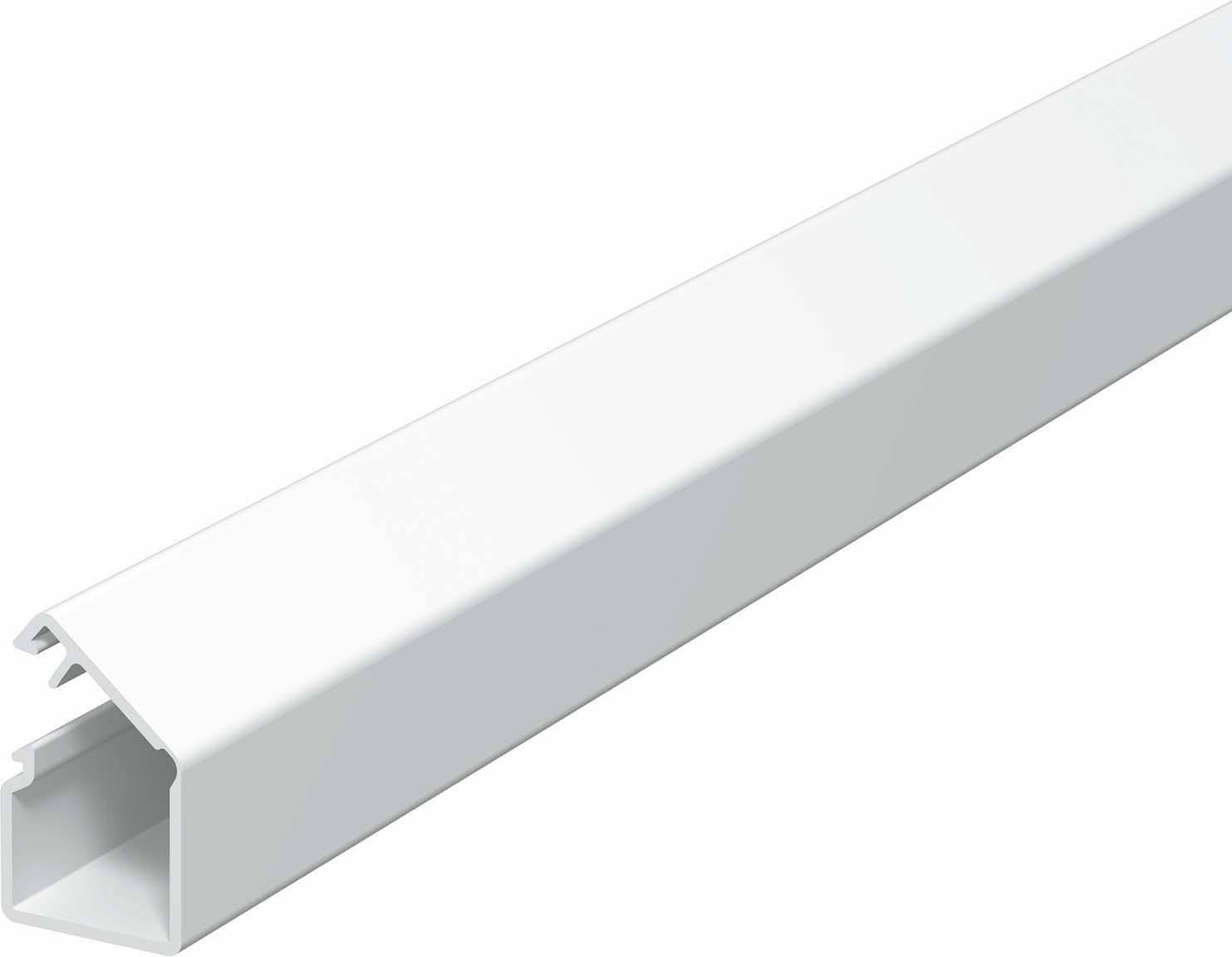 Un canale per cavi bianco che serve a guidare ordinatamente i cavi. È lungo e rettangolare nella forma, realizzato in plastica.