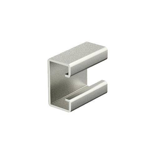 Gancio metallico a forma di C, idoneo per il montaggio a parete o il fissaggio su una guida, realizzato in alluminio spazzolato.