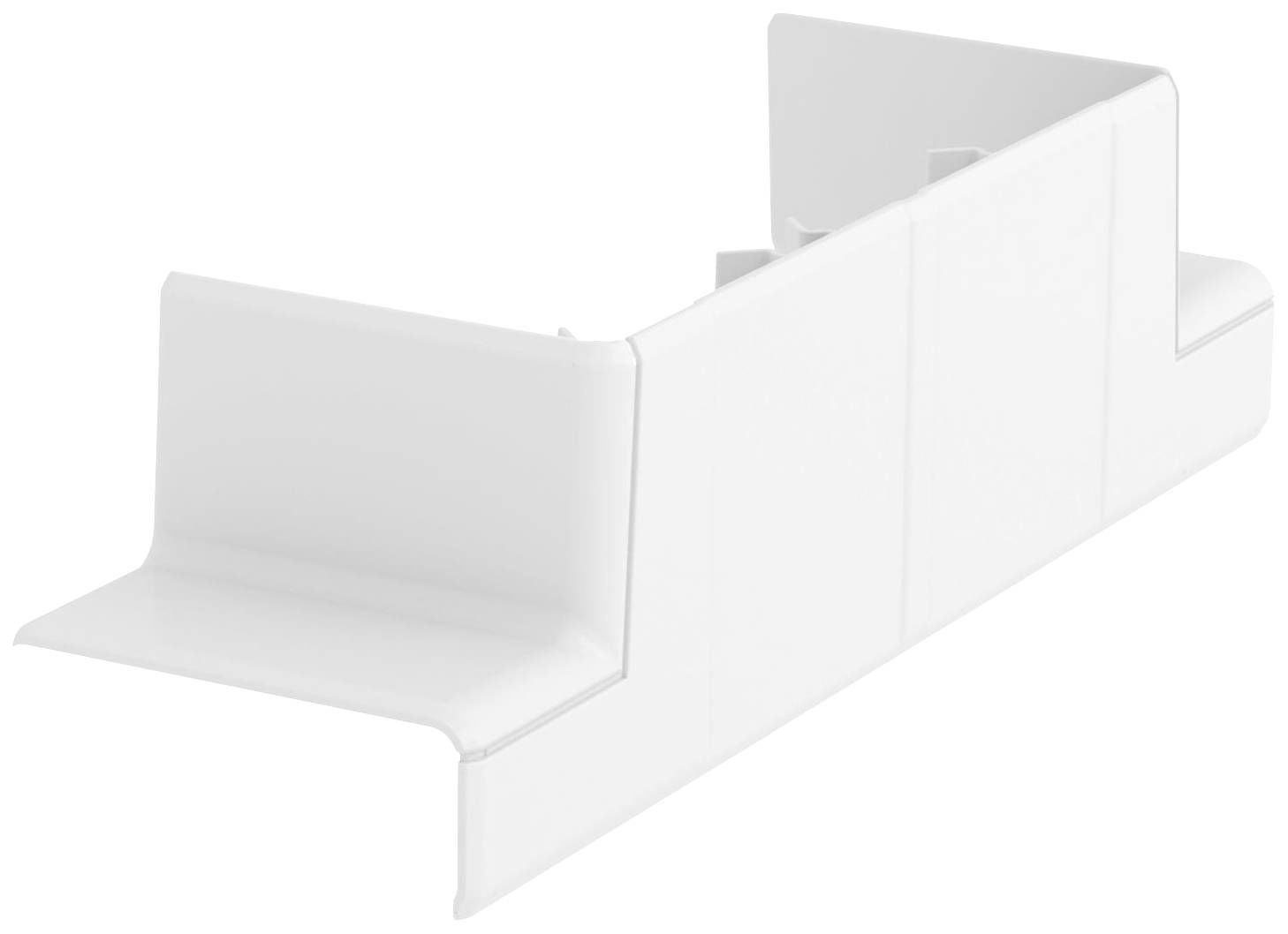 Un pezzo di plastica bianco con piegature ad angolo retto. Sembra essere un elemento di connessione o un coperchio.