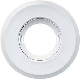 Un oggetto bianco, circolare, con un'ampia apertura al centro, probabilmente un rilevatore di fumo o un elemento di ventilazione.